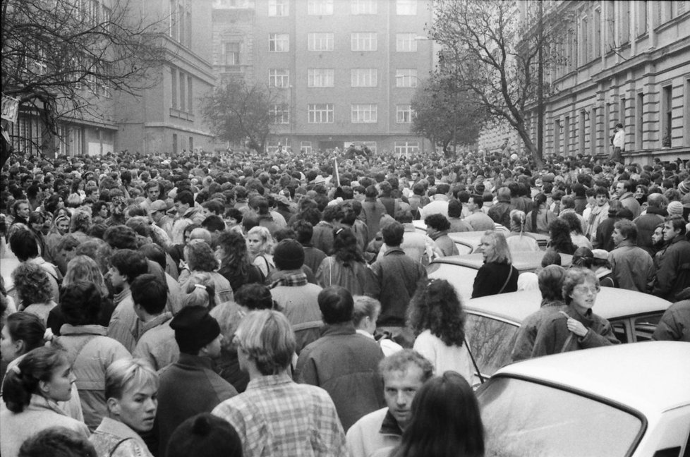 Atmosféra listopadu 1989 zachycená fotoaparátem Tomáše Svobody. Shromáždění studentů před filozofickou fakultou před pochodem do centra Brna.