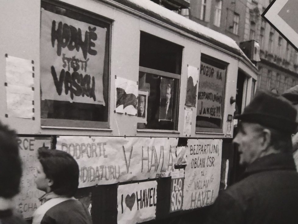 Atmosféra listopadu 1989 zachycená fotoaparátem Tomáše Svobody. Letáky vylepené na České ulici.