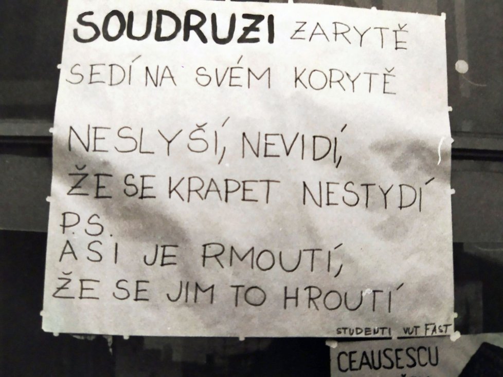 Atmosféra listopadu 1989 zachycená fotoaparátem Tomáše Svobody. Letáky vylepené na České ulici.