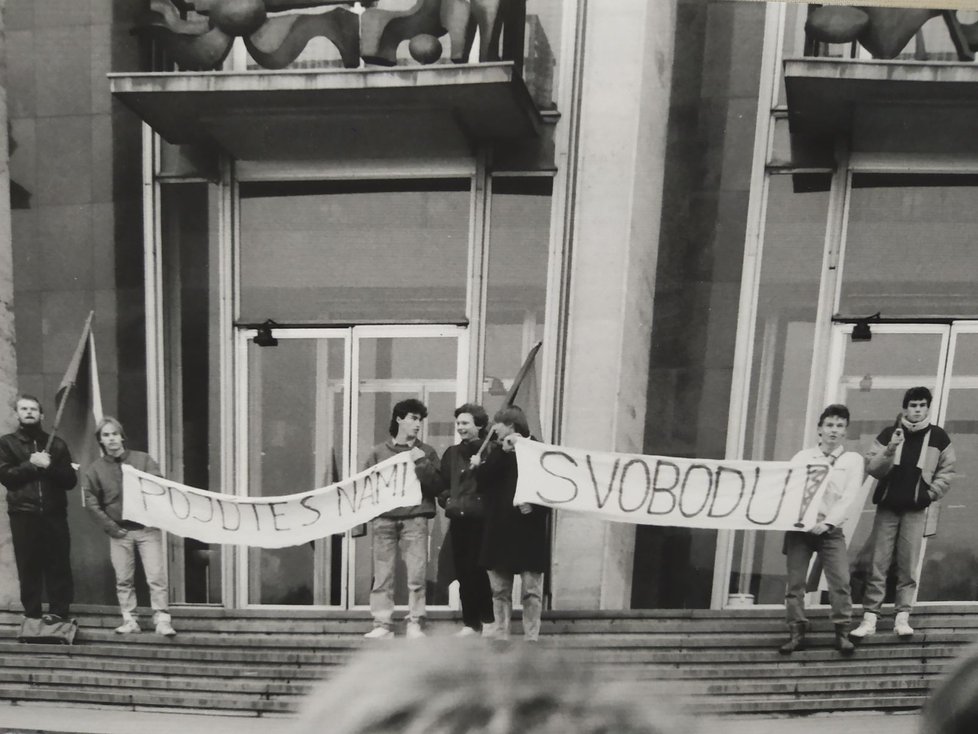 Atmosféra listopadu 1989 zachycená fotoaparátem Tomáše Svobody. Protestní shromáždění brněnských studentů před Janáčkovým divadlem.