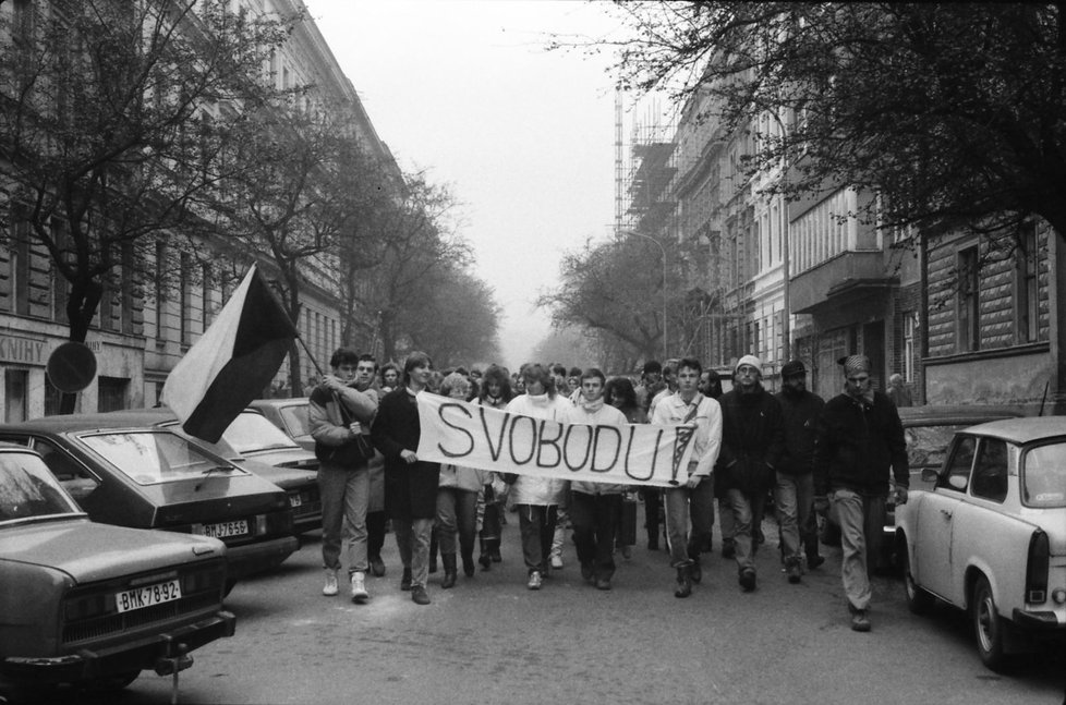 Atmosféra listopadu 1989 zachycená fotoaparátem Tomáše Svobody. Průvod studentů vyšel od filozofické fakulty směrem k náměstí Svobody.