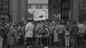Dělníci opouštějí v pondělí 27. listopadu 1989 hlavní bránou Škodovku, vycházejí do ulic a připojují se k protestujícím Plzeňanům. A tím rozhodli o pádu komunistů v Plzni.