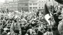 Dělníci ze Škodovky došli v pondělí 27. listopadu 1989 na náměstí Republiky, kde pak společně protestovali proti režimu s ostatními Plzeňany.