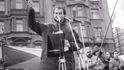 Vůdce Škodováků Josef Bernard promlouvá v pondělí 27. listopadu 1989 k lidem na náměstí Republiky.
