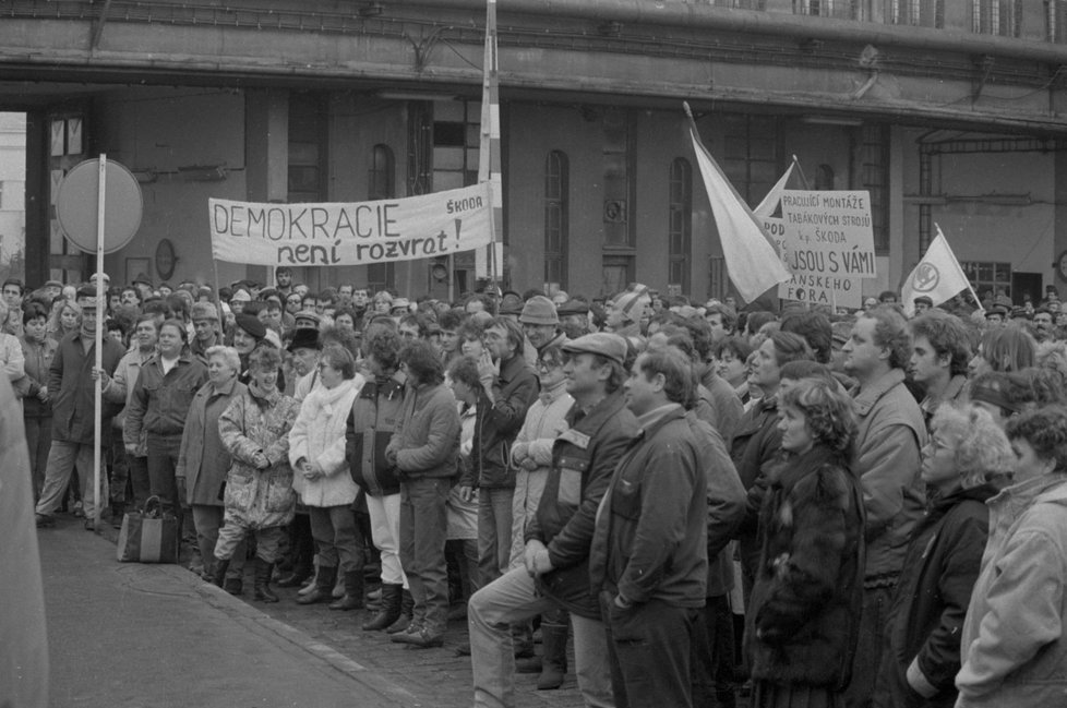 Shromáždění dělníci v pondělí 27. listopadu 1989 uvnitř fabriky u hlavní brány, krátce před tím, než vyšli z továrny do ulic a rozhodli tak o pádu komunistů v Plzni.