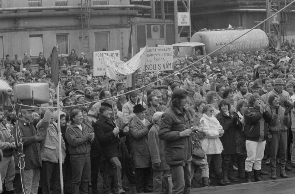 Shromáždění dělníci v pondělí 27. listopadu 1989 uvnitř fabriky u hlavní brány, krátce před tím, než vyšli z továrny do ulic a rozhodli tak o pádu komunistů v Plzni.