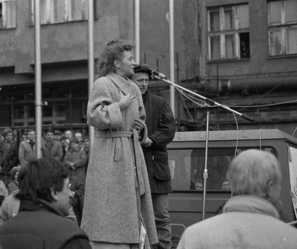 Kromě Josefa Bernarda promlouvala v listopadu 1989 k dělníkům v Plzni také herečka Simona Stašová.