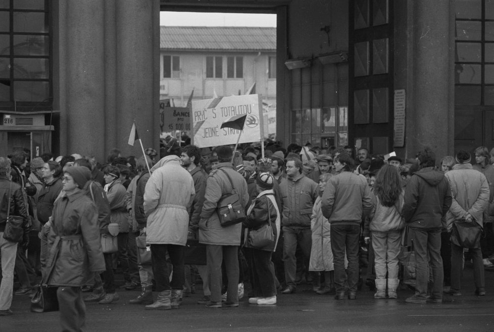 Dělníci opouštějí v pondělí 27. listopadu 1989 hlavní bránou Škodovku, vycházejí do ulic a připojují se k protestujícím Plzeňanům. A tím rozhodli o pádu komunistů v Plzni.