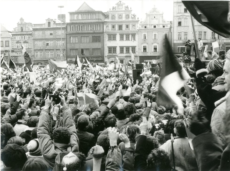 Dělníci ze Škodovky došli v pondělí 27. listopadu 1989 na náměstí Republiky, kde pak společně protestovali proti režimu s ostatními Plzeňany.