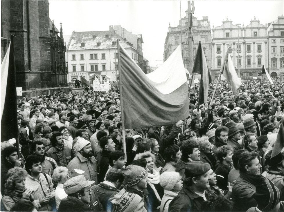 Dělníci ze Škodovky došli v pondělí 27. listopadu 1989 na náměstí Republiky, kde pak společně protestovali proti režimu s ostatními Plzeňany.
