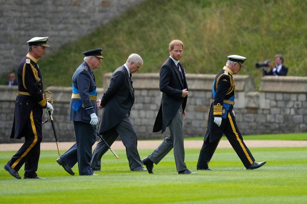 Princové Andrew a Harry na pohřbu královny Alžběty II. nemohli mít vojenské uniformy.