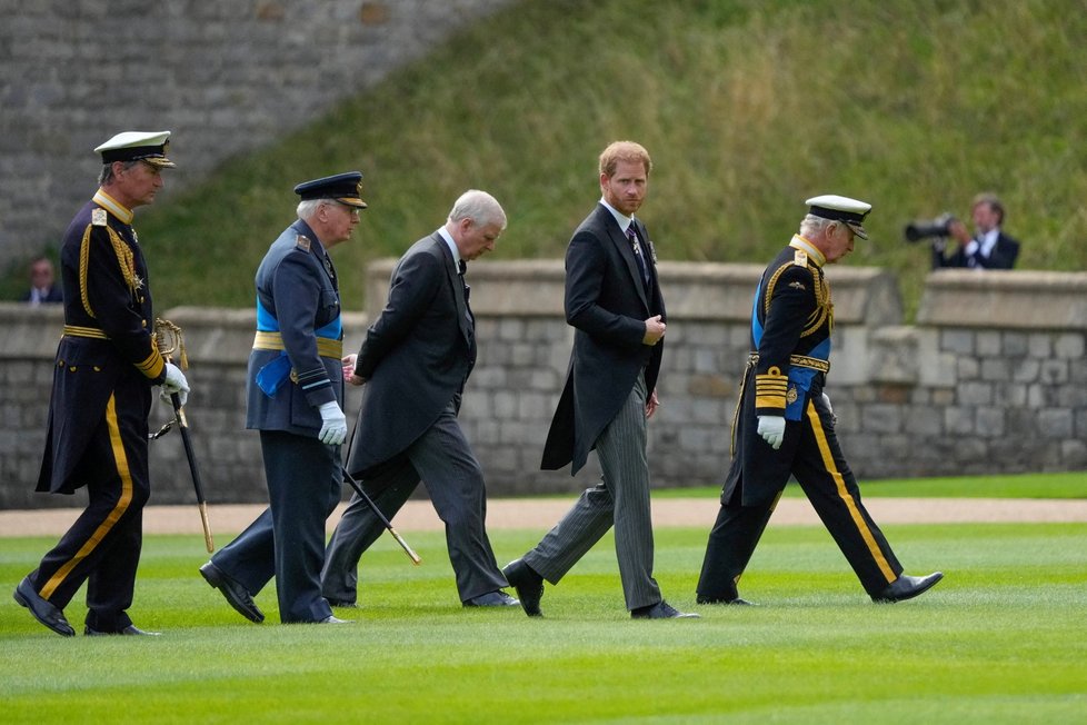 Princ Andrew na pohřbu královny Alžběty II.