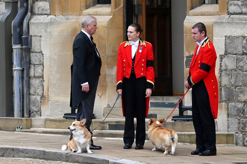 Princ Andrew na pohřbu královny Alžběty II.