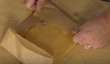 Hmotu na máslovou kostku zabalte do papíru na pečení