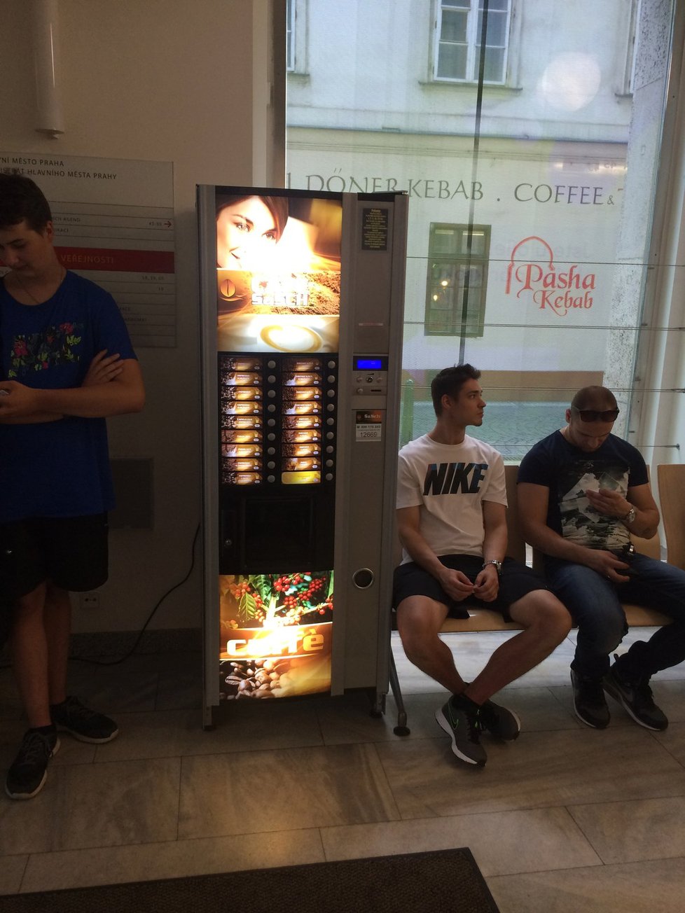 Nový automat na kávu vám má zpříjemnit čekání na Lítačku.