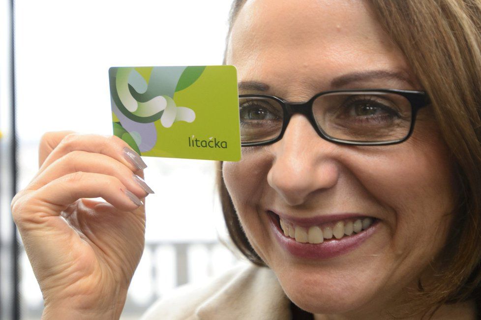 Novou kartu Lítačka pro pražskou MHD už si vyzkoušela primátorka Adriana Krnáčová (ANO).