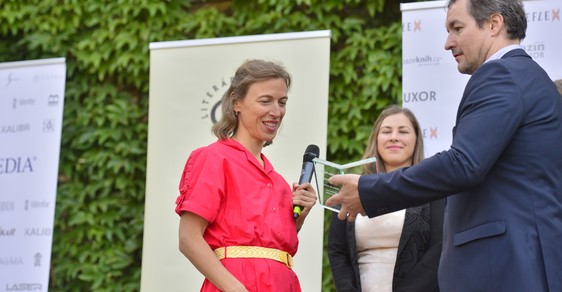 Velmi křehké vztahy v jedné patchworkové rodině: Cenu Knižního klubu vyhrála Dominika Prejdová