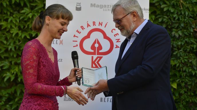 Literární cenu Reflexu 2021 předal Kateřině Rudčenkové hlavní editor RX Viliam BUchert