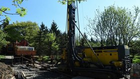 Průzkumný vrt k těžbě lithia na Cínovci.