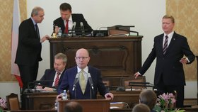 Premiér Sobotka (ČSSD) na mimořádné schůzi Sněmovny k lithiu (16. 10. 2017)