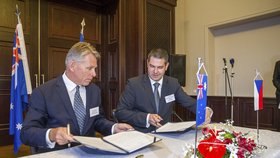Ministr průmyslu a obchodu Jiří Havlíček (ČSSD) podepsal s Australany memorandum o porozumění, týkající se těžby lithia v Krušných horách