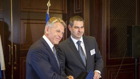 Ministr průmyslu a obchodu Jiří Havlíček (ČSSD) podepsal s Australany memorandum o porozumění, týkající se těžby lithia v Krušných horách