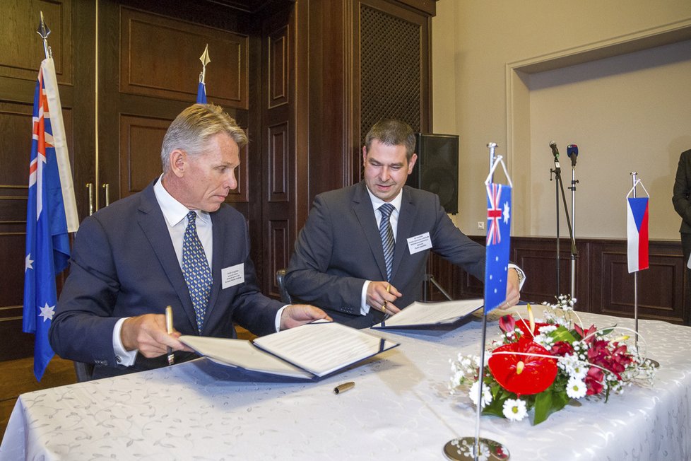 Ministr průmyslu a obchodu Jiří Havlíček (ČSSD) podepsal s Australany memorandum o pozorumění, týkající se těžby lithia v Krušných horách