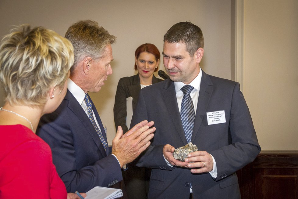 Ministr průmyslu a obchodu Jiří Havlíček (ČSSD) podepsal s Australany memorandum o pozorumění, týkající se těžby lithia v Krušných horách