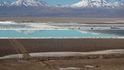 Odkalovací nádrže lithiového dolu v Chile