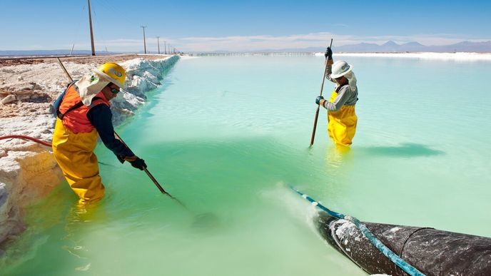 Lithium lze získávat více způsoby. Snímek zachycuje odpařovací nádrže v Chile.