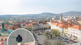 Milenecká dvojice své touhy naplno rozbalila na střeše domu přímo pod okem kamery