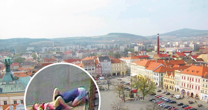 Milenci na střeše domu nacvičovali kamasútru