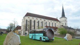 Podle některých obyvatel Litomyšle autobus a kufry auta s nárazníkem prostředí Klášterních zahrad mezi dvěma středověkými kostely hyzdí a žádají o odstranění děl.