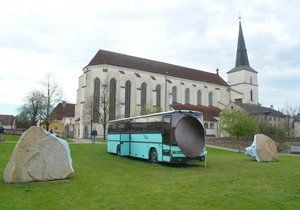 Podle některých obyvatel Litomyšle autobus a kufry auta s nárazníkem prostředí Klášterních zahrad mezi dvěma středověkými kostely hyzdí a žádají o odstranění děl.