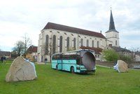 Tohle má být umění?! Autobus v klášterní zahradě pobouřil obyvatele Litomyšle