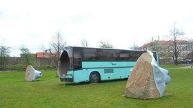 Podle některých obyvatel Litomyšle autobus a kufry auta s nárazníkem prostředí Klášterních zahrad mezi dvěma středověkými kostely hyzdí a žádají o odstranění děl.