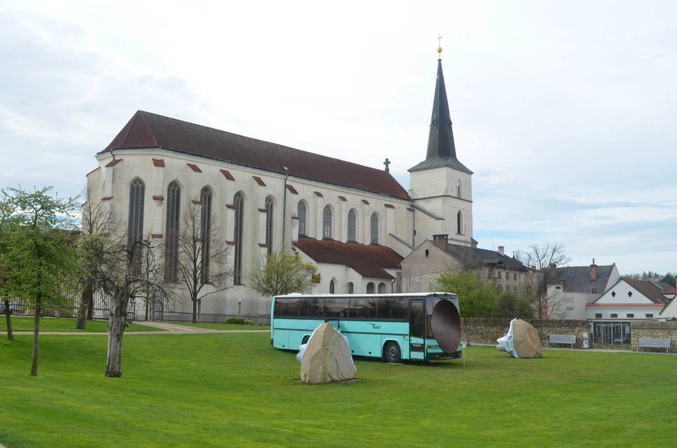 Podle některých obyvatel Litomyšle autobus a kufry auta s nárazníkem prostředí Klášterních zahrad mezi dvěma středověkými kostely hyzdí a žádají o odstranění děl.