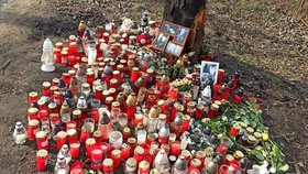 Při tragické nehodě v Litomyšli uhořeli tři lidé, čtvrtý se vážně zranil. Na místě vzniklo pietní místo.