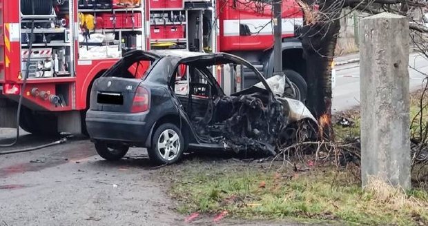 Po nárazu do stromu v Litomyšli v autě uhořeli tři lidé.