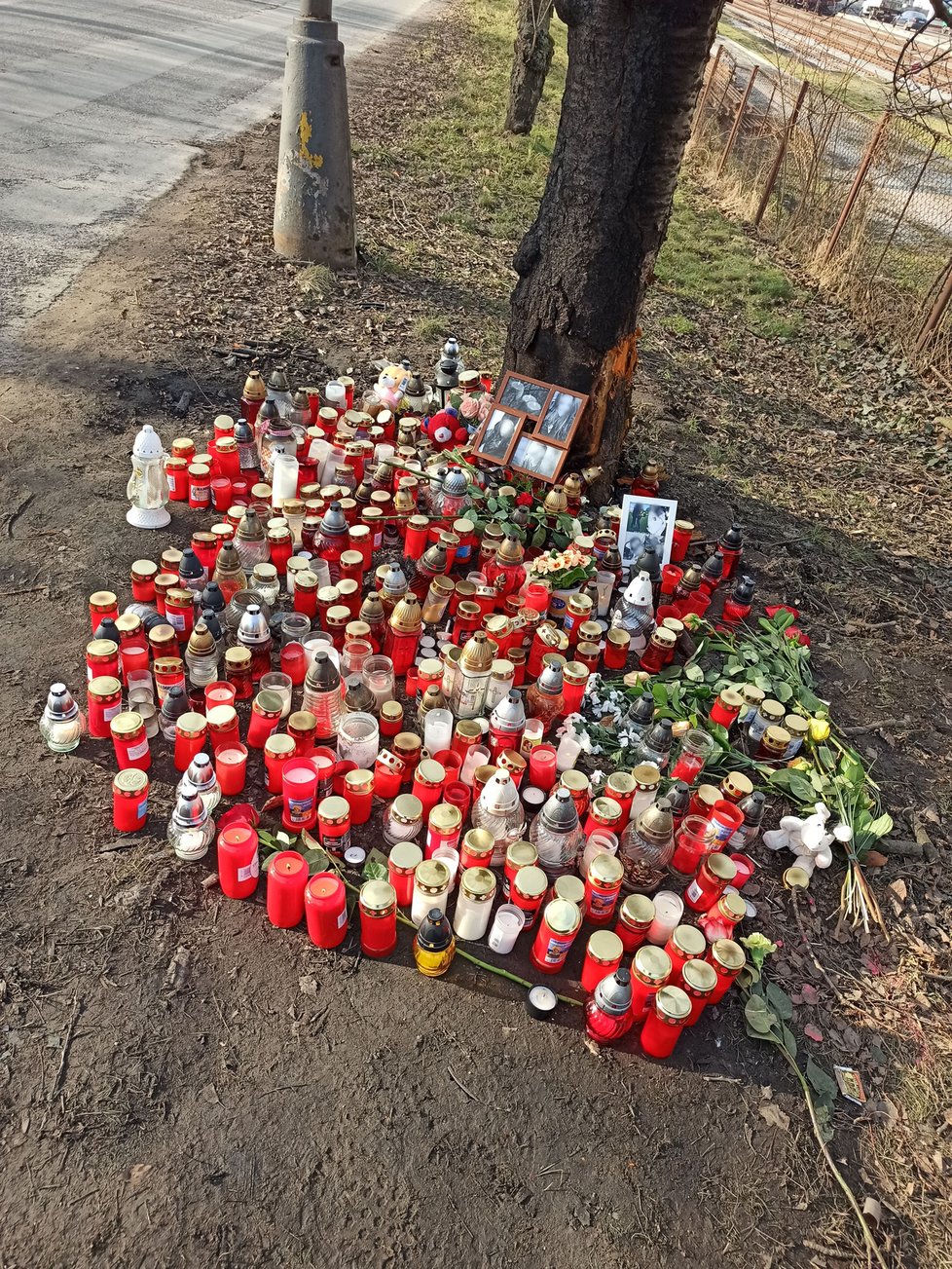 Při tragické nehodě v Litomyšli uhořeli tři lidé, čtvrtý se vážně zranil. Na místě vzniklo pietní místo.