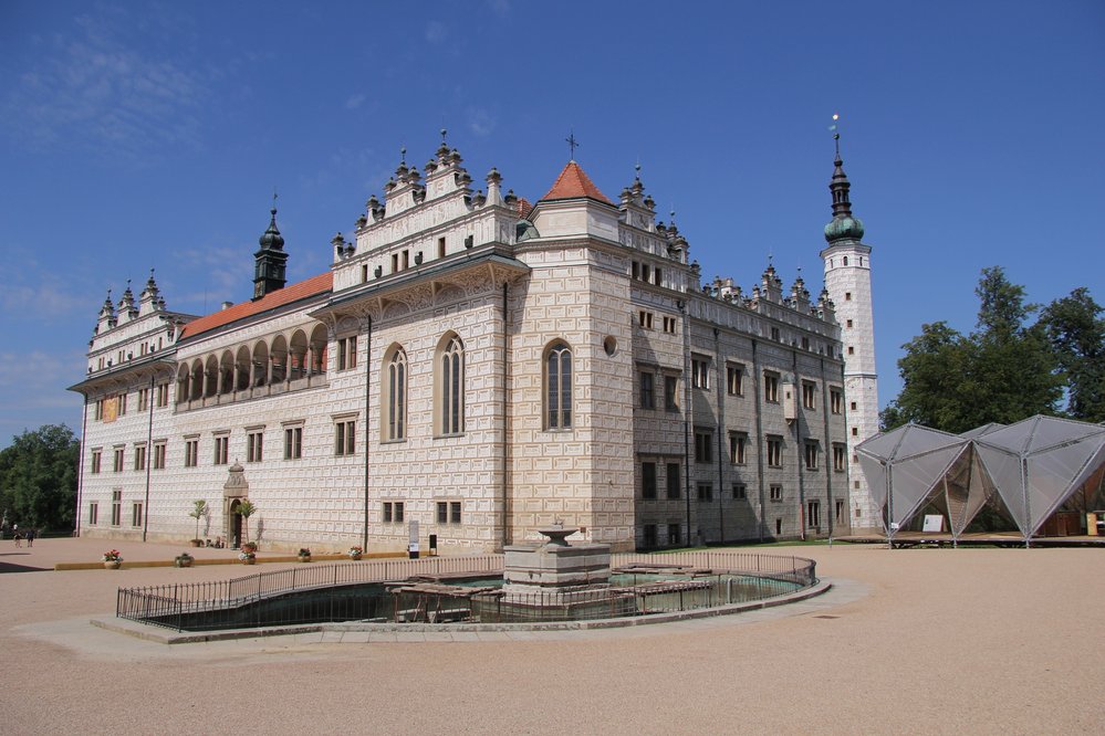 Komnatami východočeského zámku Litomyšl se má procházet bílá paní