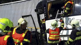 U Litovle se srazil autobus plný dětí s kamionem