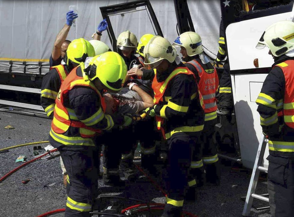 U Litovle se srazil autobus plný dětí s kamionem