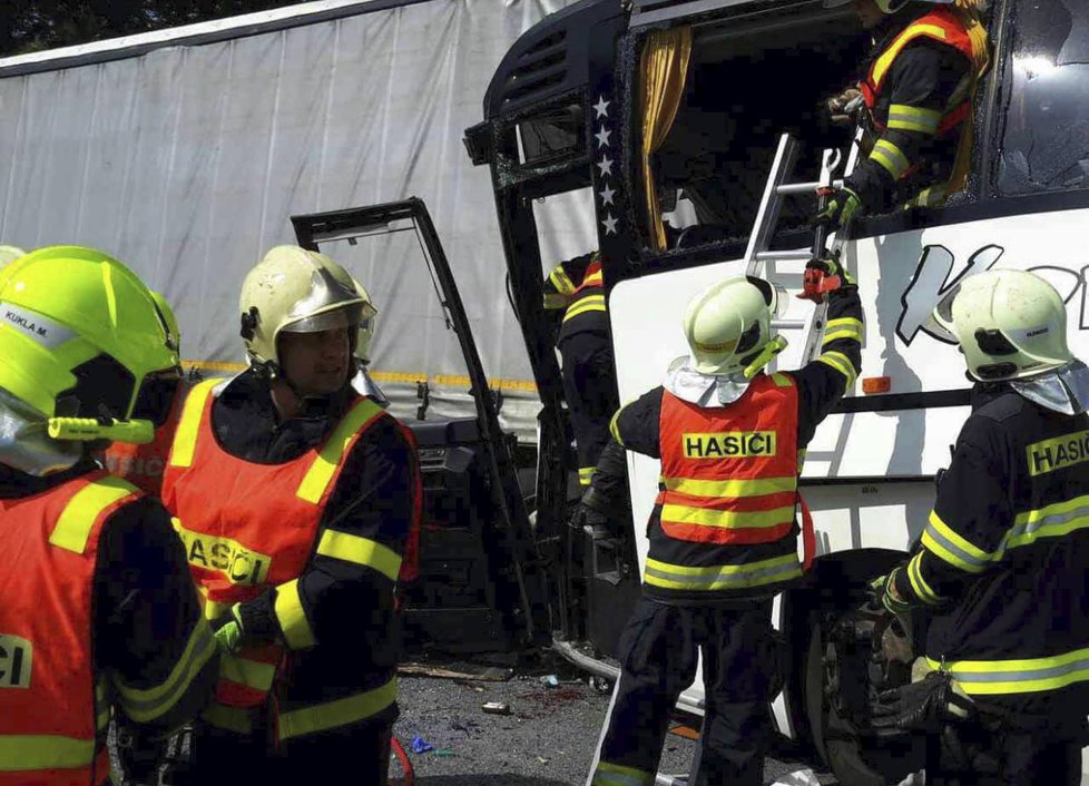 U Litovle se srazil autobus plný dětí s kamionem