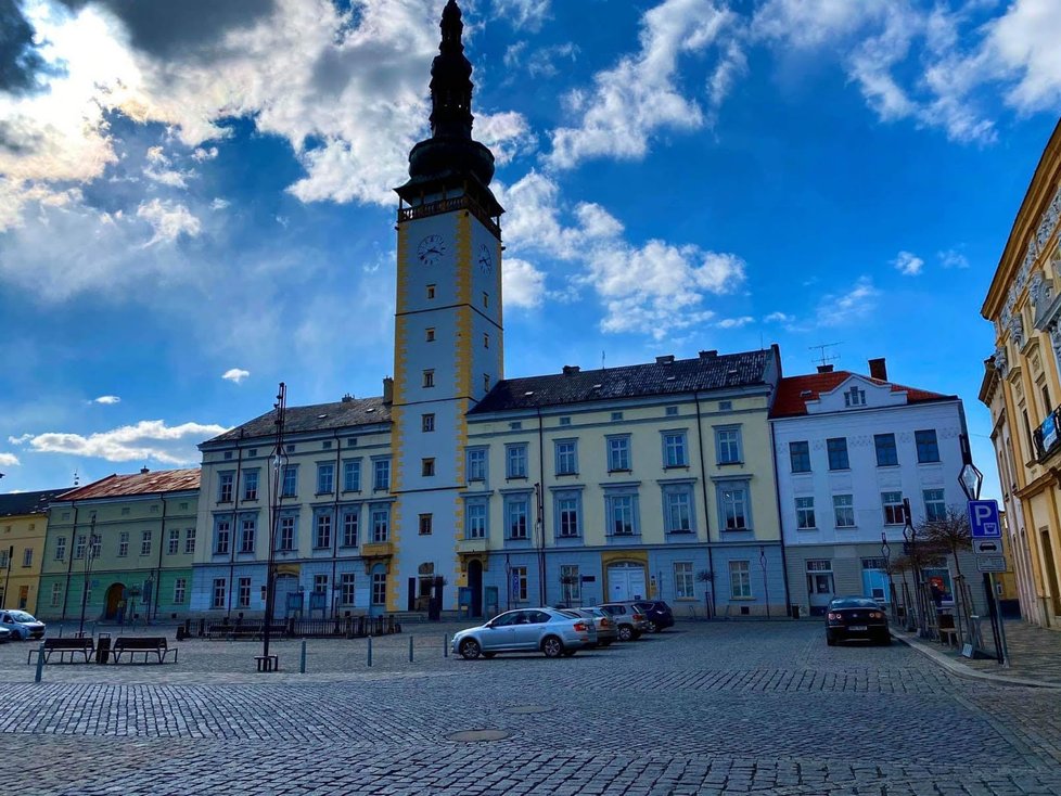 I přesto, že město Litovel už není uzavřené, lidi se přes den na veřejných prostranstvích příliš nezdržují. (30. 3. 2020)