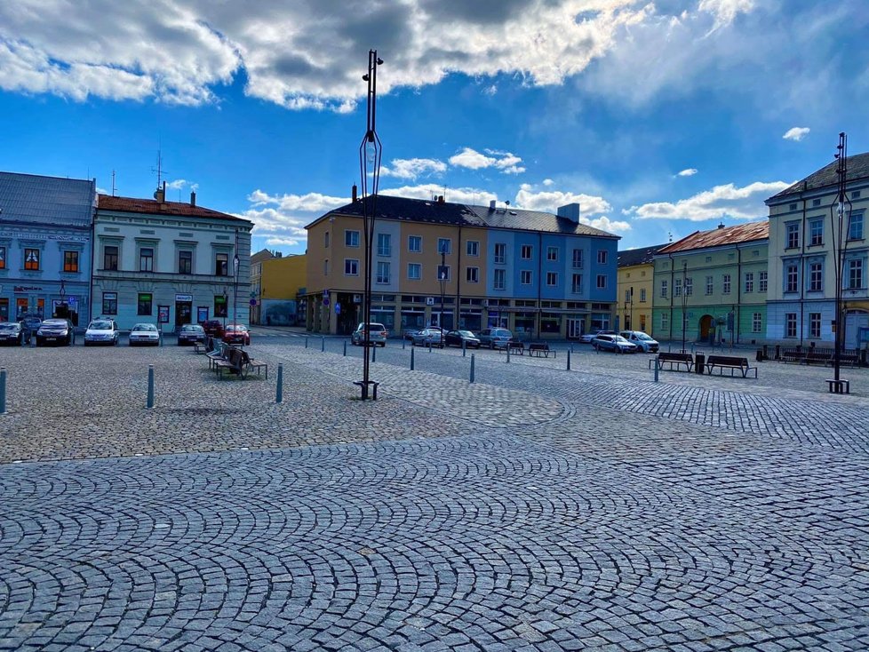 I přesto, že město Litovel už není uzavřené, lidi se přes den na veřejných prostranstvích příliš nezdržují. (30. 3. 2020)