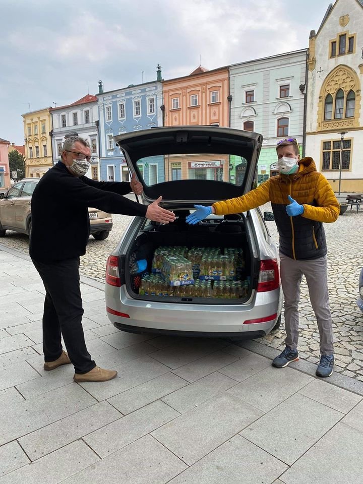 Lidé v Uničově dodržují nařízení i po konci izolace jejich města. Dobrovolníci budou pomáhat i nadále.