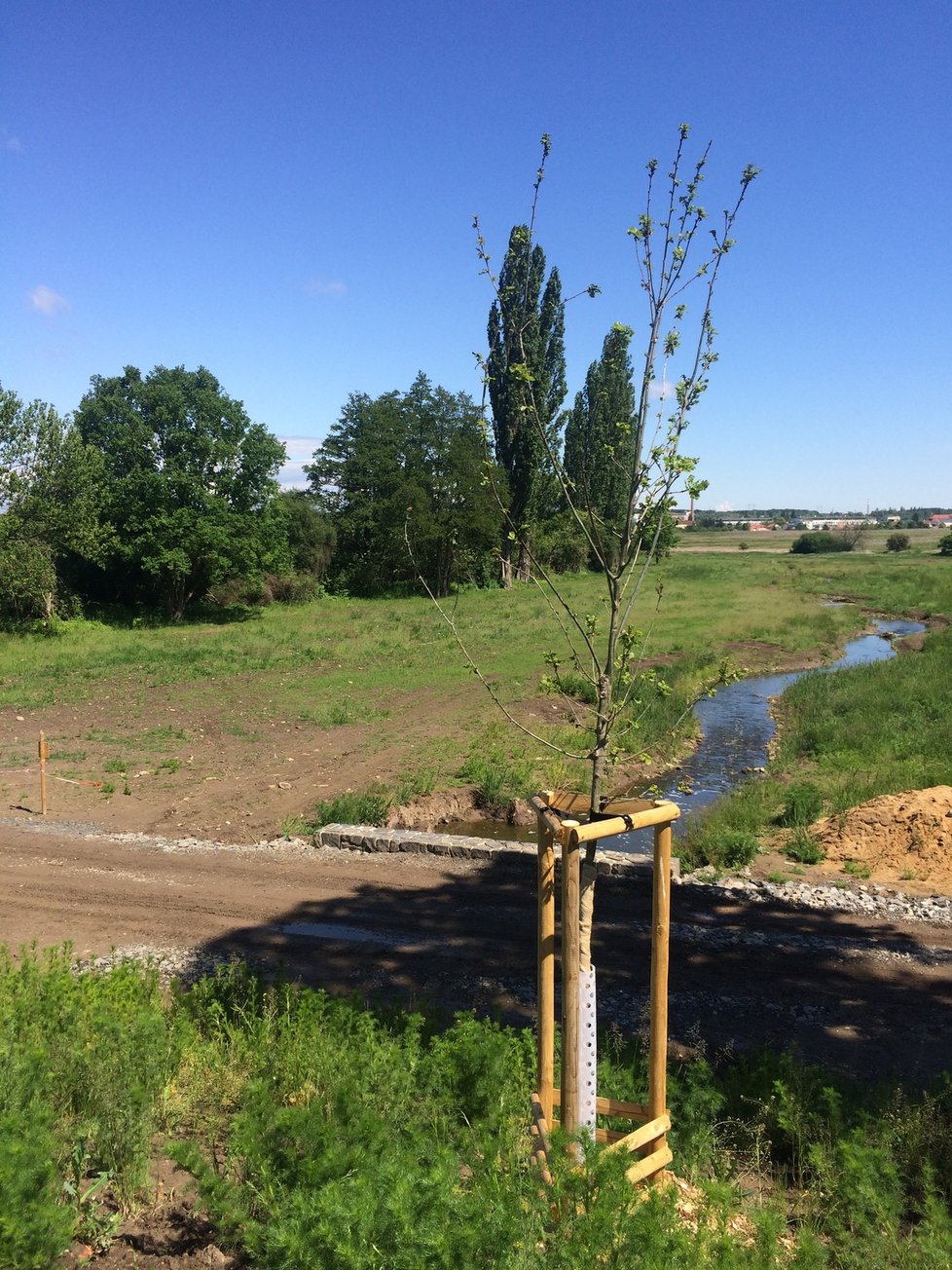 Rybník leží na toku Říčanského rybníka. Na něm v rámci revitalizace vznikly malebné meandry podobně jako v případě Rokytky v Hrdlořezích.