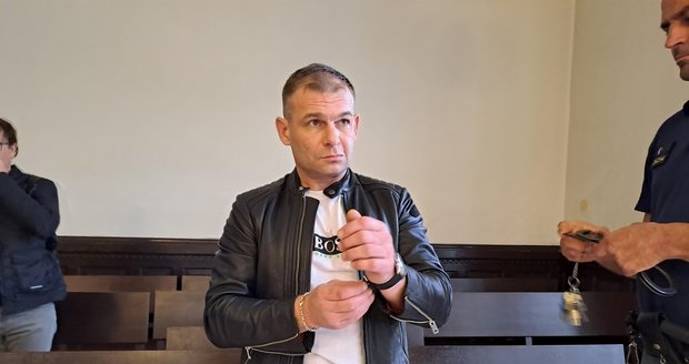 Litevec Vladas Suchodolskis (34) nakráčel před krajský odvolací soud v Brně v tričku s logem Boss a v typických postsovětských teplákách.