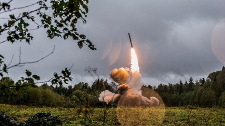 Odpal mobilní balistické rakety Iskander